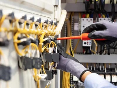 UVV Prüfung als Bestandteil der DGUV V3 Prüfung: So schützen Sie Ihre elektrischen Geräte und Anlagen
