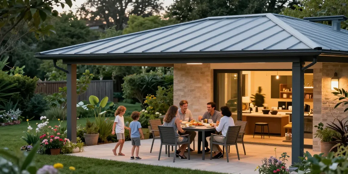 Moderne Terrassenüberdachung mit Familie beim Essen im Garten.