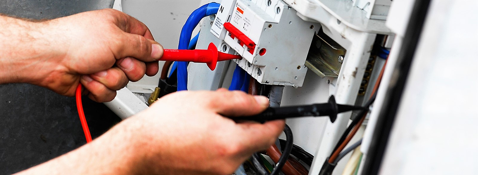Elektrische Sicherheit im Fokus: Die Prüfung ortsfester elektrischer Anlagen