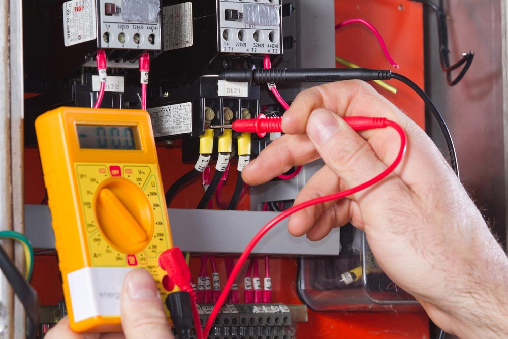 Elektrische Sicherheit im Fokus: Die Prüfung ortsfester elektrischer Anlagen