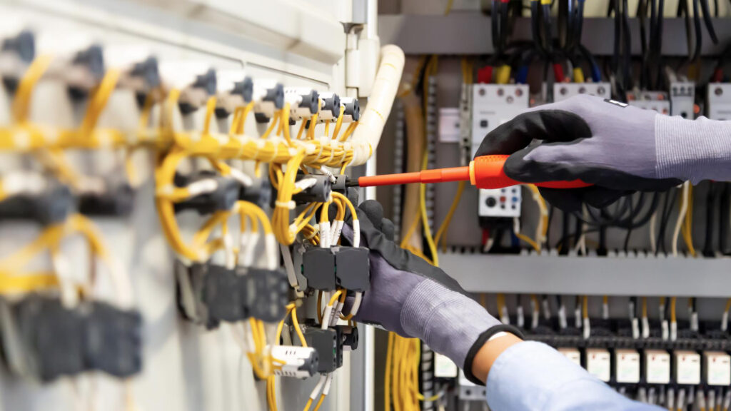 UVV Prüfung als Bestandteil der DGUV V3 Prüfung: So schützen Sie Ihre elektrischen Geräte und Anlagen