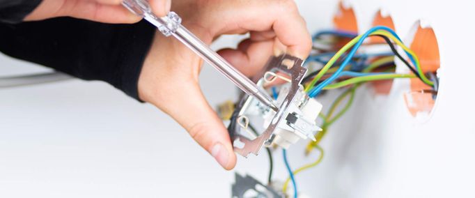 UVV Prüfung als Bestandteil der DGUV V3 Prüfung: So schützen Sie Ihre elektrischen Geräte und Anlagen