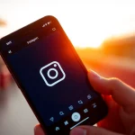Instagram Views kaufen: Smartphone mit Instagram-Oberfläche in einem kreativen und modernen Setting.