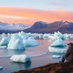 Erlebe die atemberaubende Schönheit einer Reise nach Island mit der Gletscherlagune Jökulsárlón im Hintergrund.
