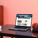 Entdecken Sie die besten Wettanbieter ohne Ausweis auf einem eleganten, modernen Schreibtisch mit einem Laptop.