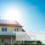 Visualisieren Sie Photovoltaikanlage kaufen Tipps durch ein modernes Wohngebäude mit Solarpanels unter strahlendem Sonnenschein.