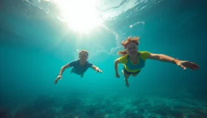 Taucher genießen die Unterwasserwelt bei der Tauchschule Playa del Carmen mit lebendigen Korallen und Fischen.