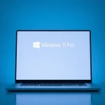 Windows 11 Pro Upgrade Key auf einem Laptop-Bildschirm in einer modernen digitalen Umgebung.