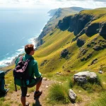 Dingle Way wandern: Hikers enjoying the breathtaking landscape of the Dingle Way with cliffs and greenery.